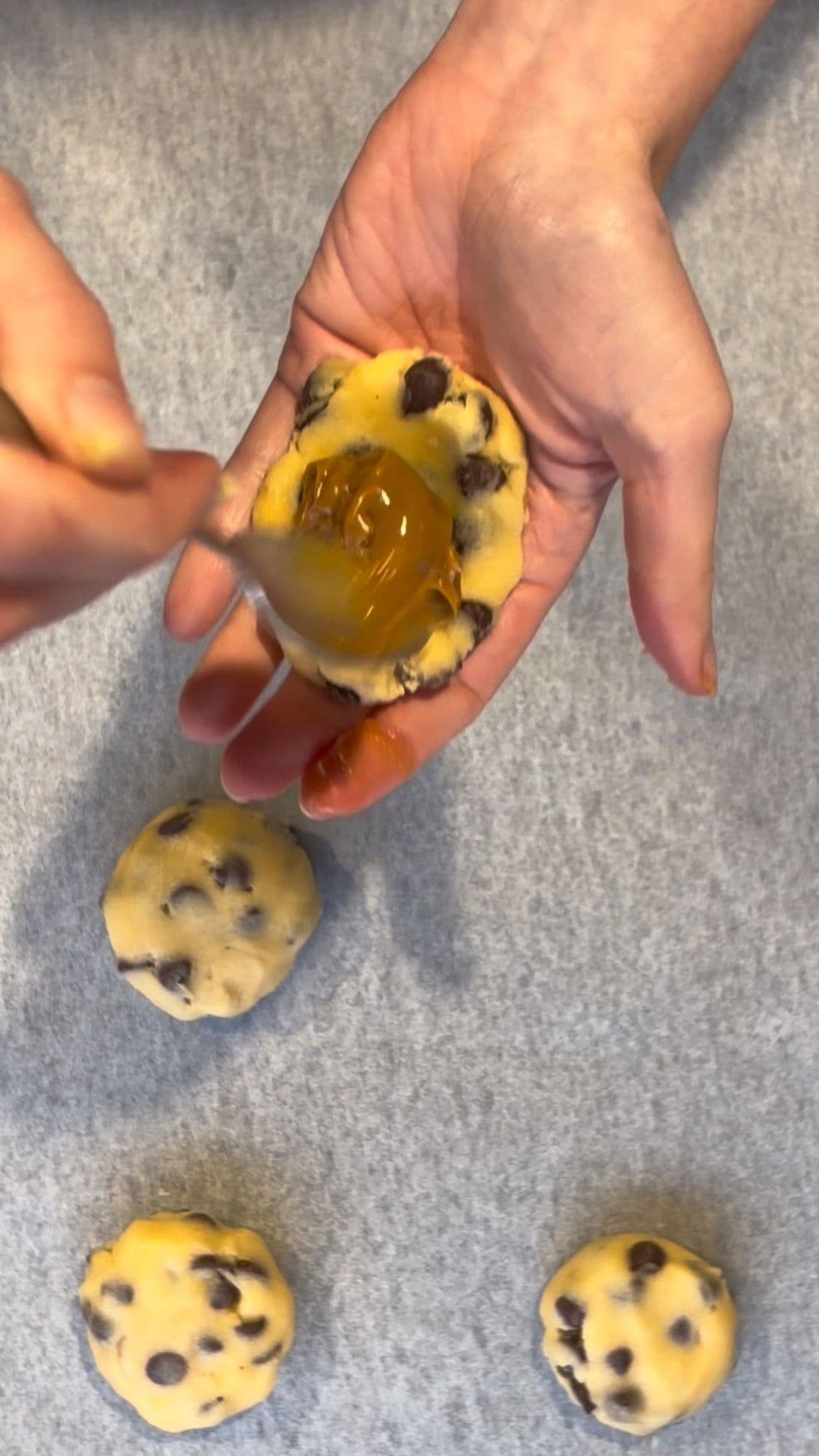 Placing dulce de leche in the centre of the cookie dough disc