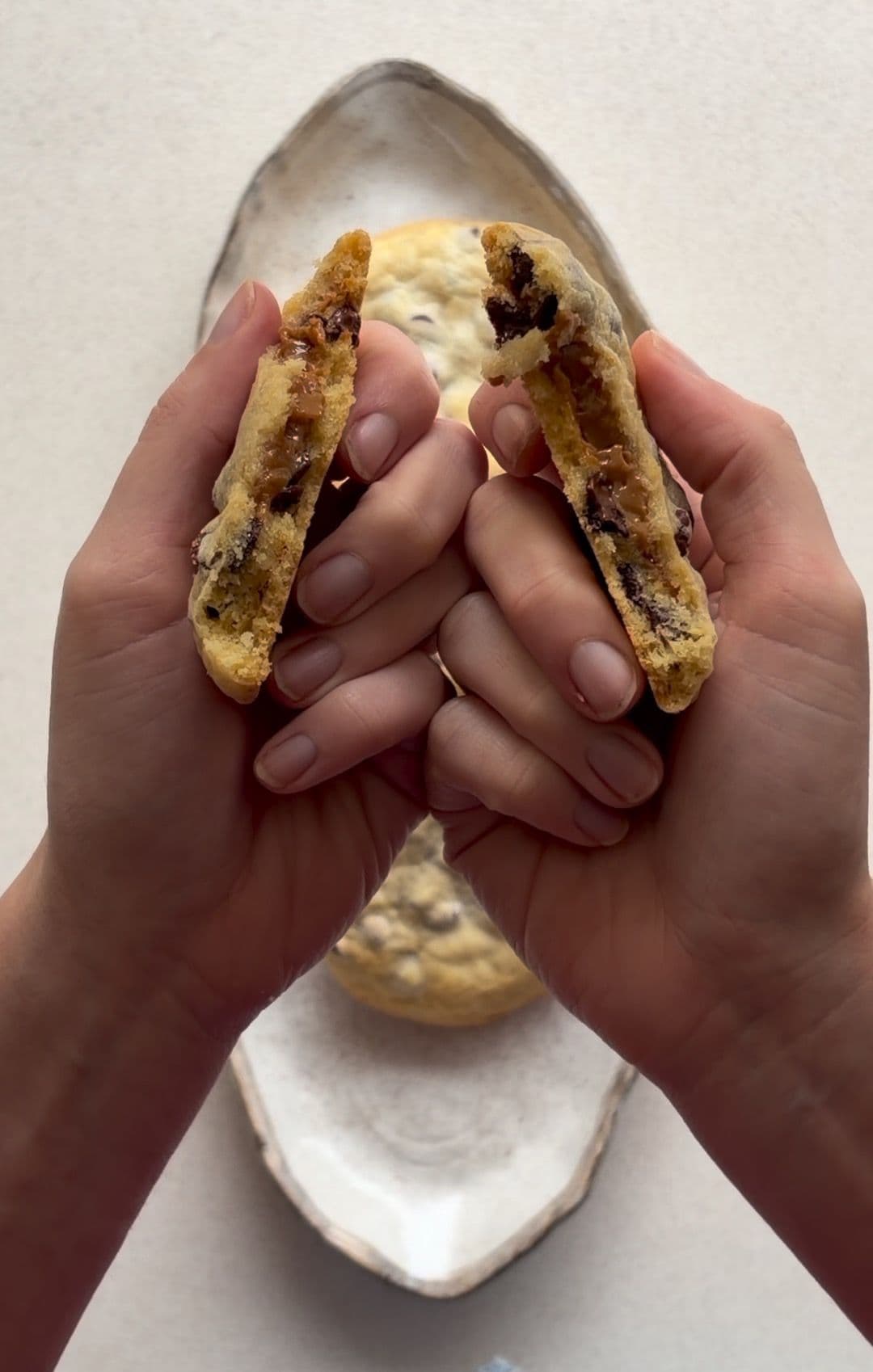 Chocolate chip cookies with dulce de leche heart on a plate