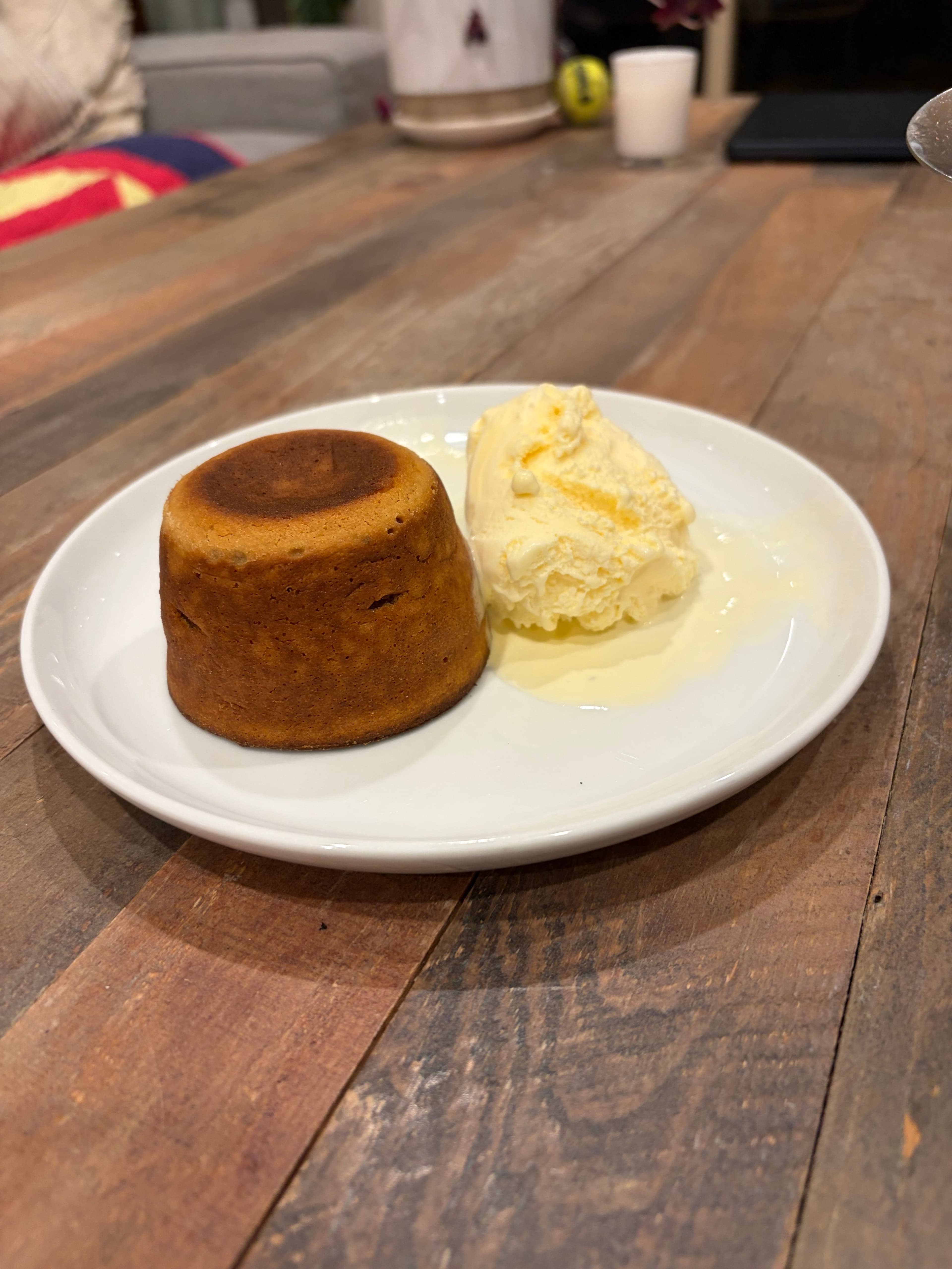 Volcán de dulce de leche straight from the oven