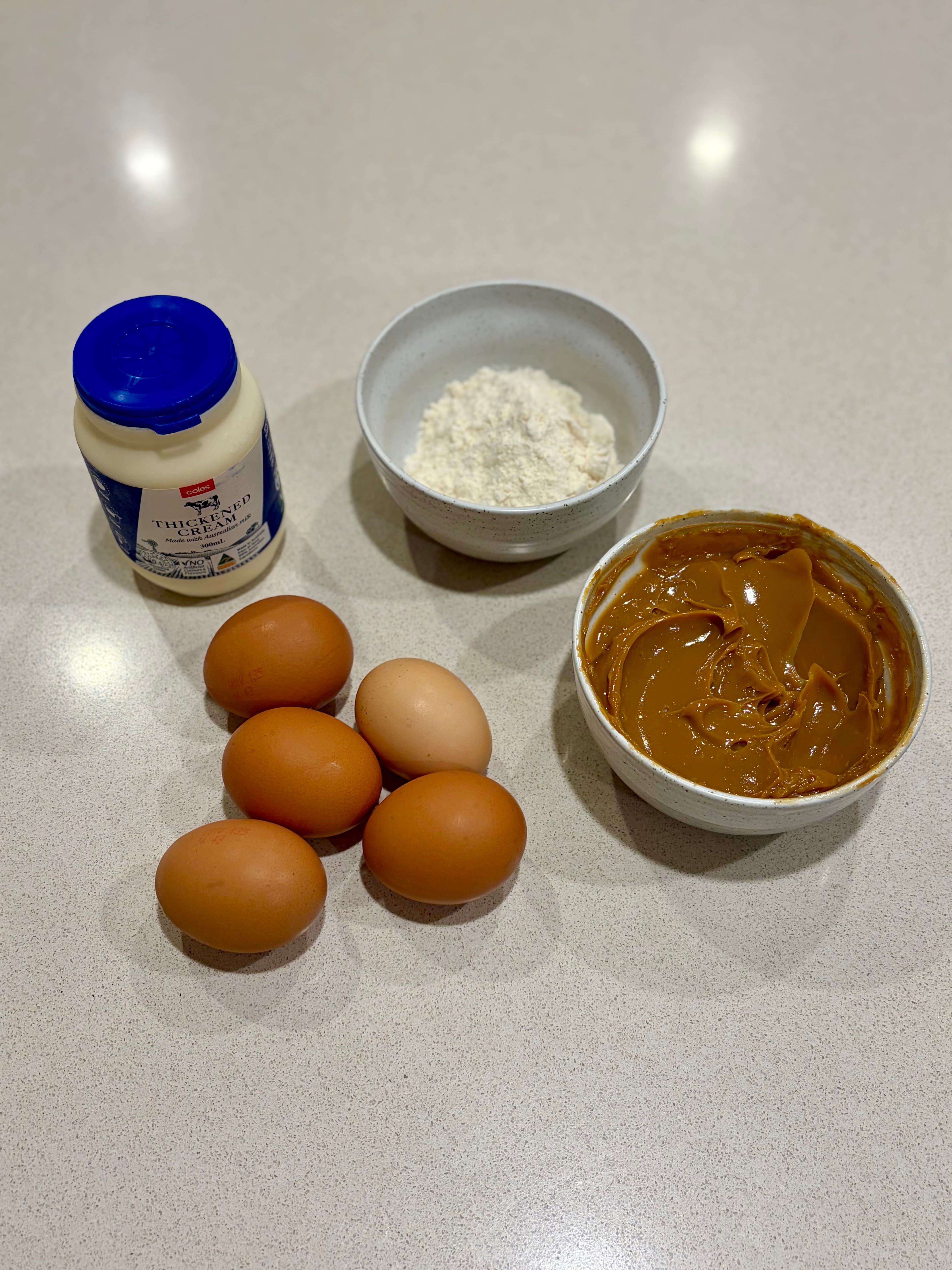 All ingredients for volcán de dulce de leche laid out