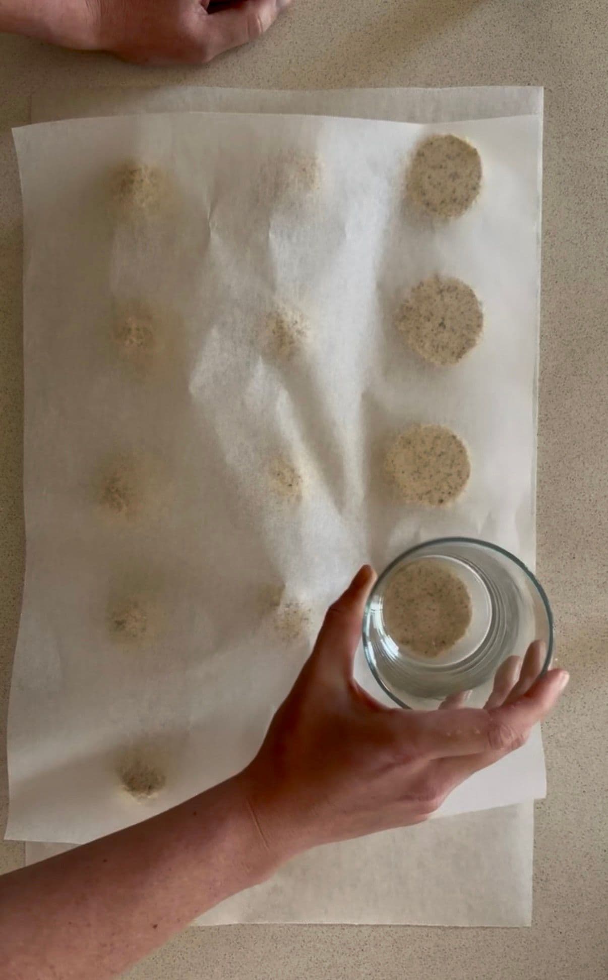 Flattening with bottom of glass